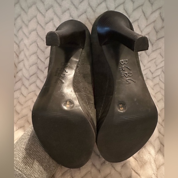 BCBGIRLS Army Green Suede with Pewter details Peep Toe Heels - Size: 6 - Picture 5 of 8